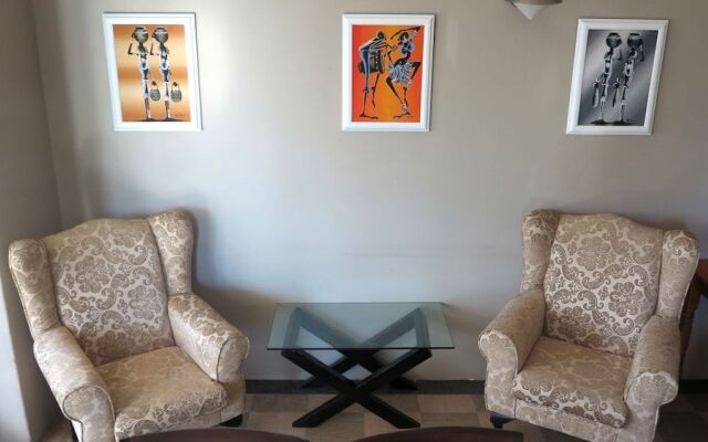 Umgwezi Lodge And Backpackers