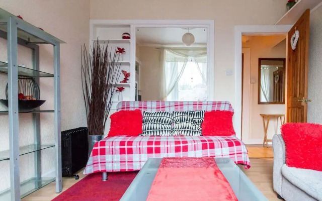 Cozy Apartment in Edinburgh near River