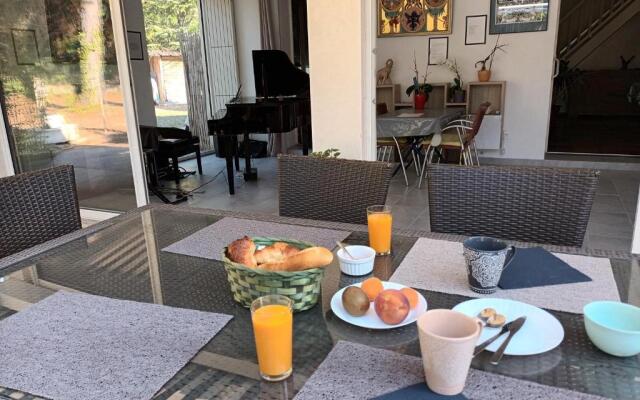 Chambres tomate, dans maison avec petit escalier et Stanna, à 6km du festival de piano de la roque d'anthéron