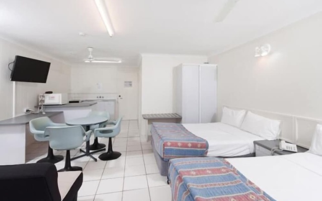 Cairns Holiday Lodge – Guest Rooms – Cairns