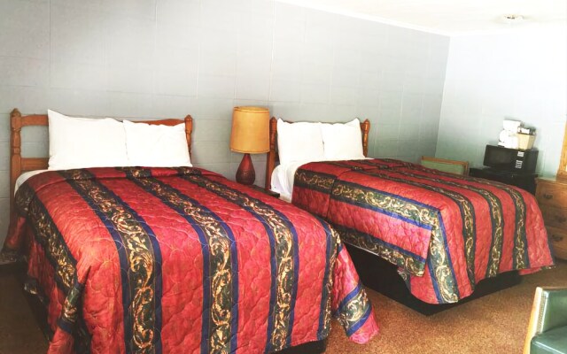Driftwood Inn and Lodge by the lake