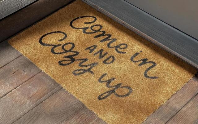 Charming Getaway near Tweety Bird Trail Backyard