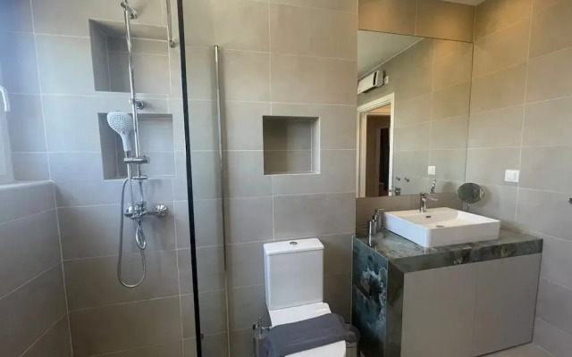 Spacious Seaside Flat at Alimos