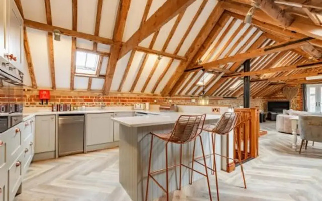 Host Stay Rogues Barn