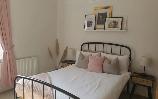 Remarkable 4-bed House in Sheffield
