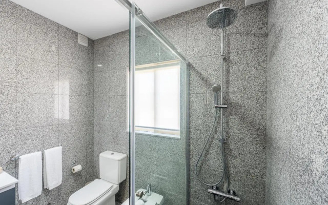 Guestready - Parrot in the Lilies