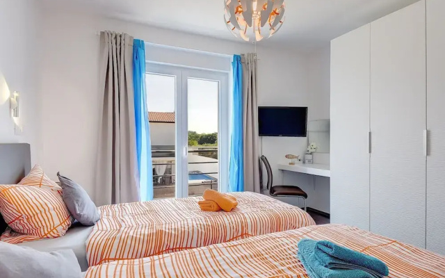 Modern Holiday Home in Novigrad With Pool