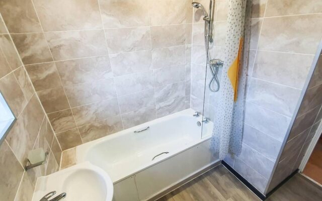 Impeccable 4-bed House in Cheltenham