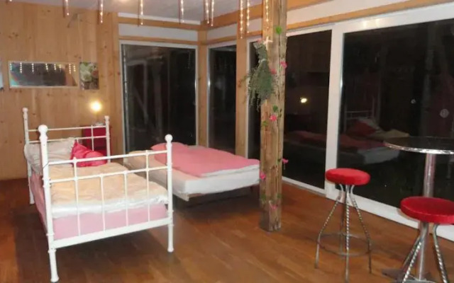 Kleines Haus im Grünen, Zirkuswagen, Hängebett & Zimmerli