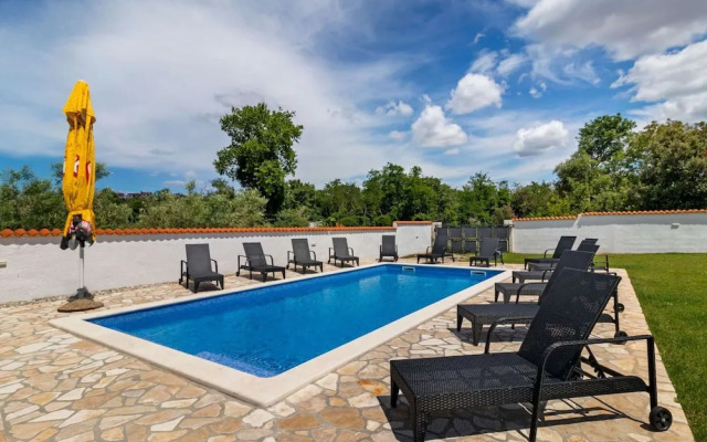 Stylish Holiday Home in Banjole With Swimming Pool