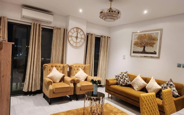 Impeccable & Cozy Gem-5 Star Location - Pools, Gym