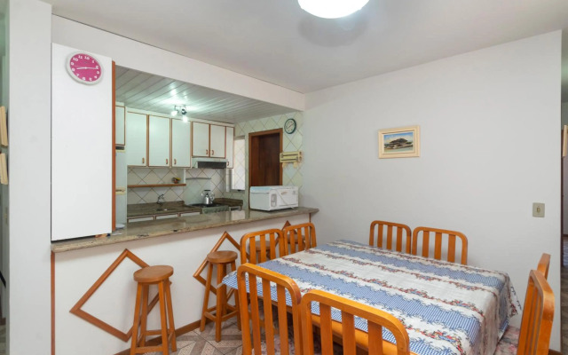 Apartamento a 150 metros da Praia de Mariscal.