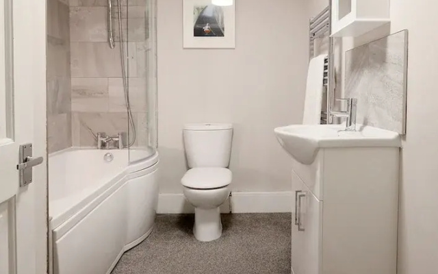 Spacious 2 Bedroom Cosy Apartment - Close to Station!