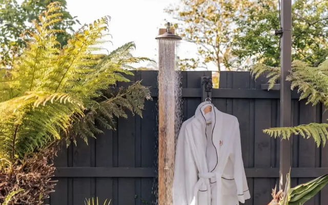 Sol Coastal Retreat - Outdoor Spa and Sauna