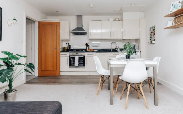 Central Modern Flat Sleeps 6 - Dedicated Parking - From 125 Per Night