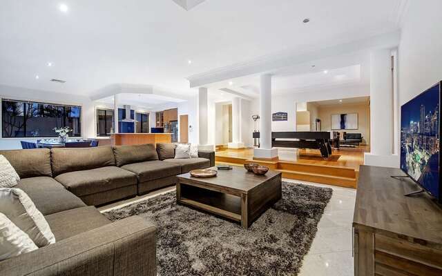 Stunning Lake Front House Amalfi Drive