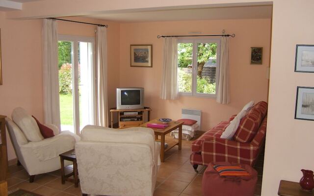 Classic Holiday Home in Riec-sur-bélon With Private Garden