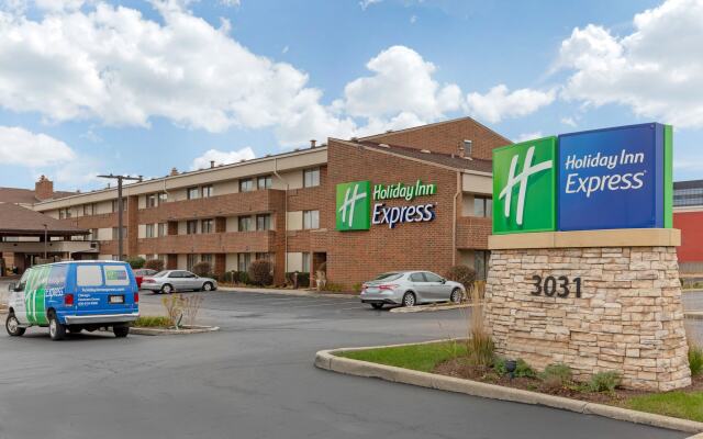 Holiday Inn Express Chicago-Downers Grove, an IHG Hotel