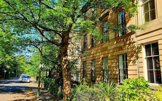 Vibrant Spacious Apartment In West End