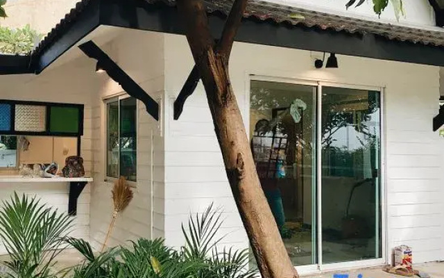 Private Garden house, Banrublom Rayong beach +Free wifi (Pool villa)