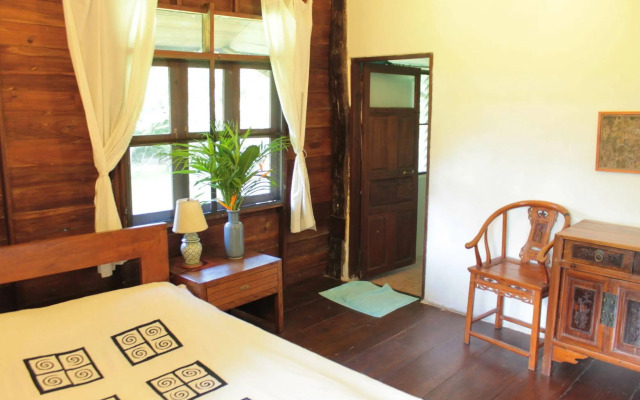 Thai Teak House Garden Homestay