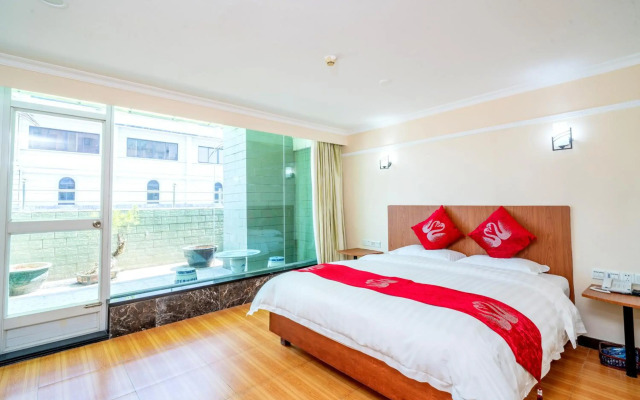 LN White House Hotel