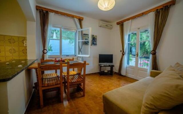Zeus Pool Apartments