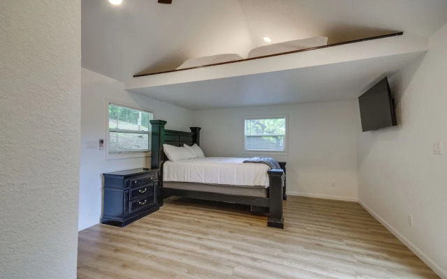 Waterfront Escape: Ozarks Home + Guest House!