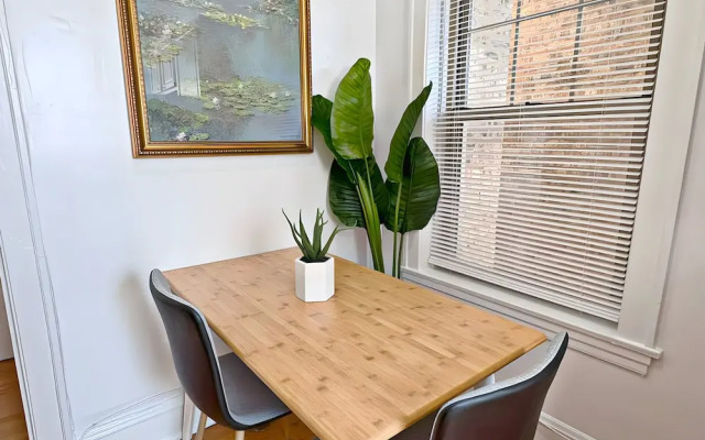 Perfectly Located 1BR - Hinman D2