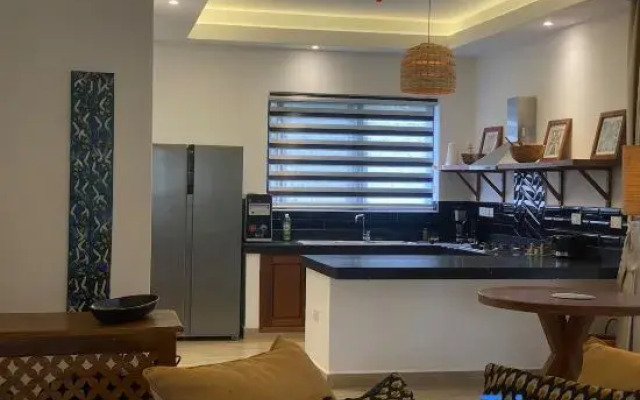 Luxurious 1bedhideaway with pool, AC &beach access