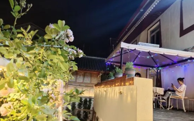 Huajianji Courtyard Home stay