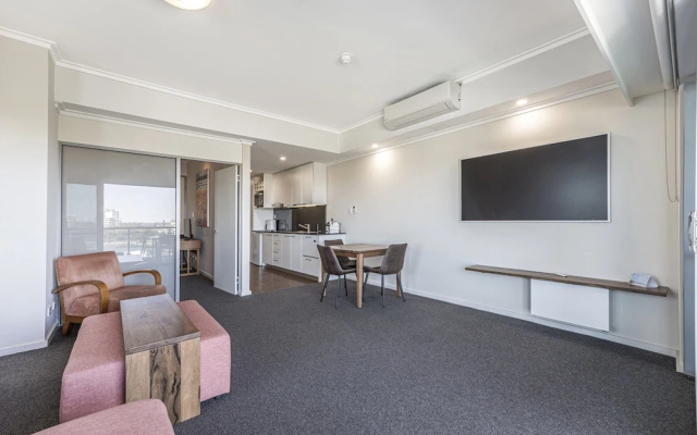 Coastal Studio City & Ocean Views, Walk to Beach – Guest Rooms – Mandurah