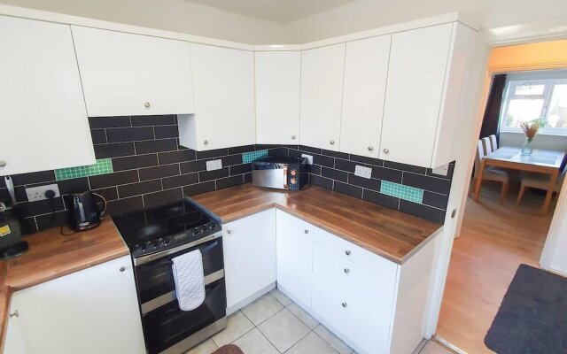 Impeccable 4-bed House in Cheltenham