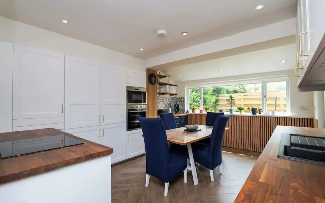 3 Bed House-free Parking