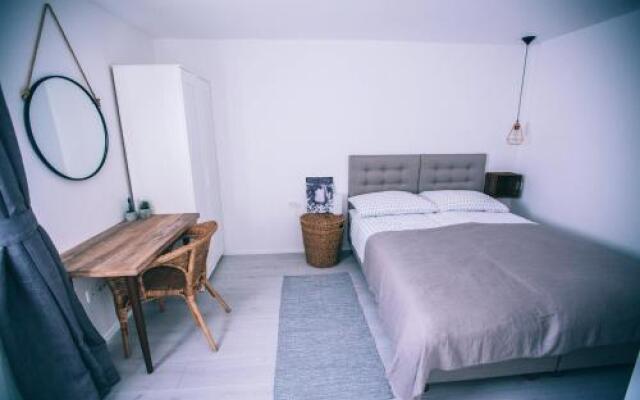 Stay@10 Rooms