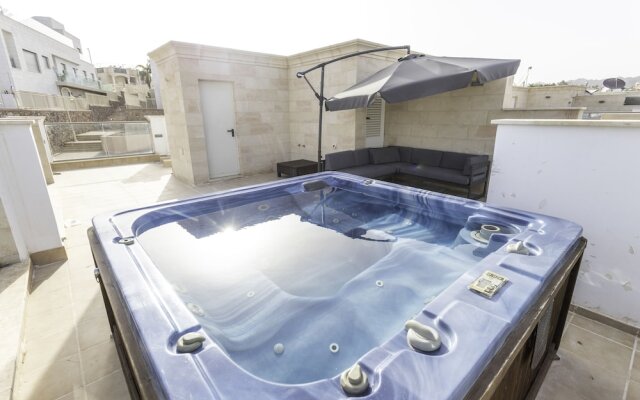 Luxury 4BR Villa W private pool&Jacuzzi
