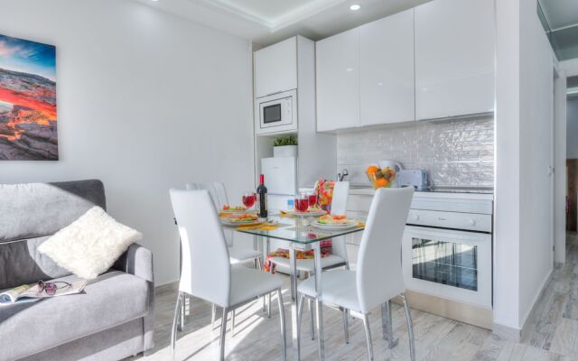 Tidy Apartment, Small Terrace and Air Conditioning