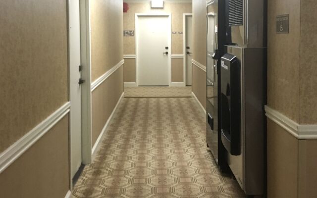 Cow Hollow Inn & Suites