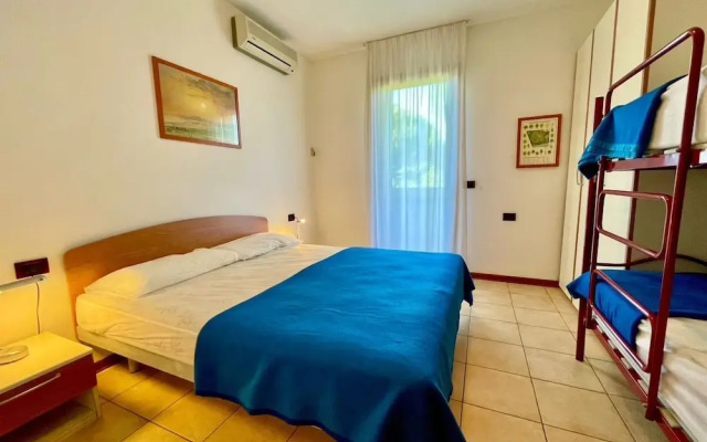 Holiday House With Shared Pool