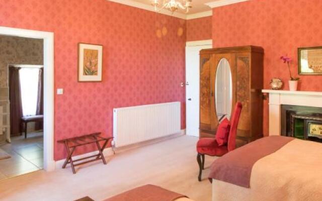 Whitehouse Country House