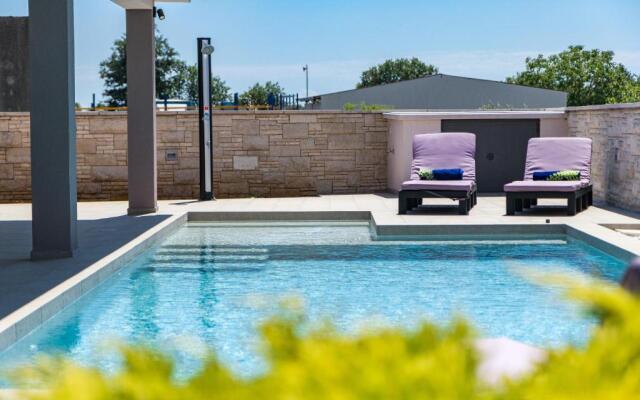 Charming villa Roma with private pool near Pula