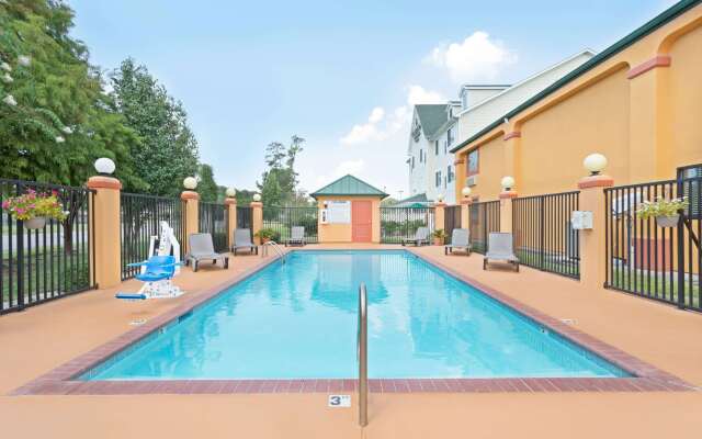 Super 8 by Wyndham Covington