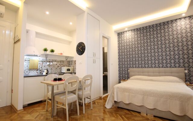 Aurelia Antik Apartments & Rooms