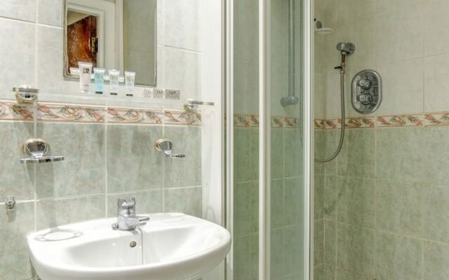 OYO VII Hotel & Indian Restaurant