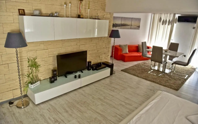 Eric Apartment 100