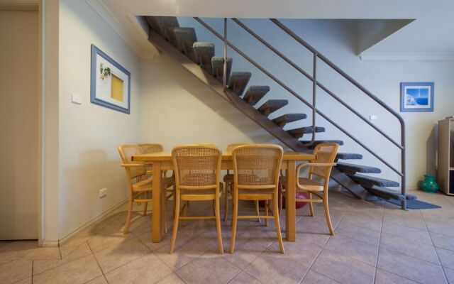 Kristie Court, 2/7 Weatherly Close