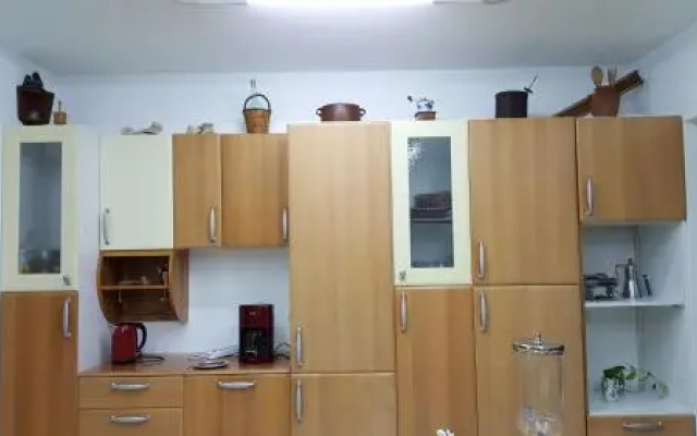 Flame Lily Studios And Apartments