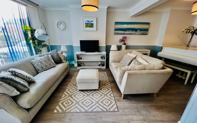 Housesleeps7-parking-garden-fireplace-beachnearby