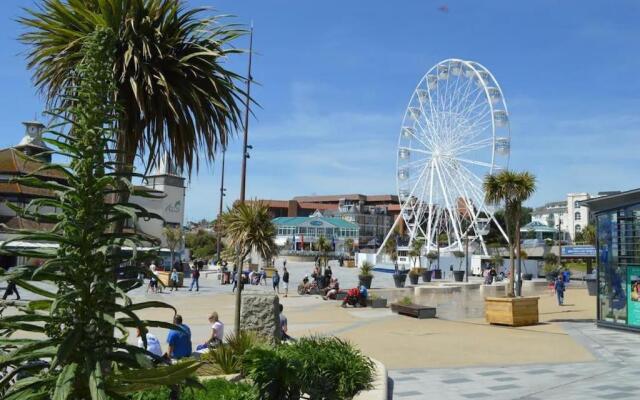 Bright, Vibrant New 1 Bedroom Town Centre Parking