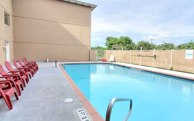 Super 8 by Wyndham Temple I-35